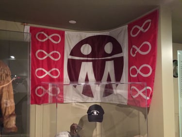 Metis_Flag_in_hanging_on_wall_of_Museum_of_History_2016.jpg Metis_Flag_in_hanging_on_wall_of_Museum_of_History_2016.jpg
