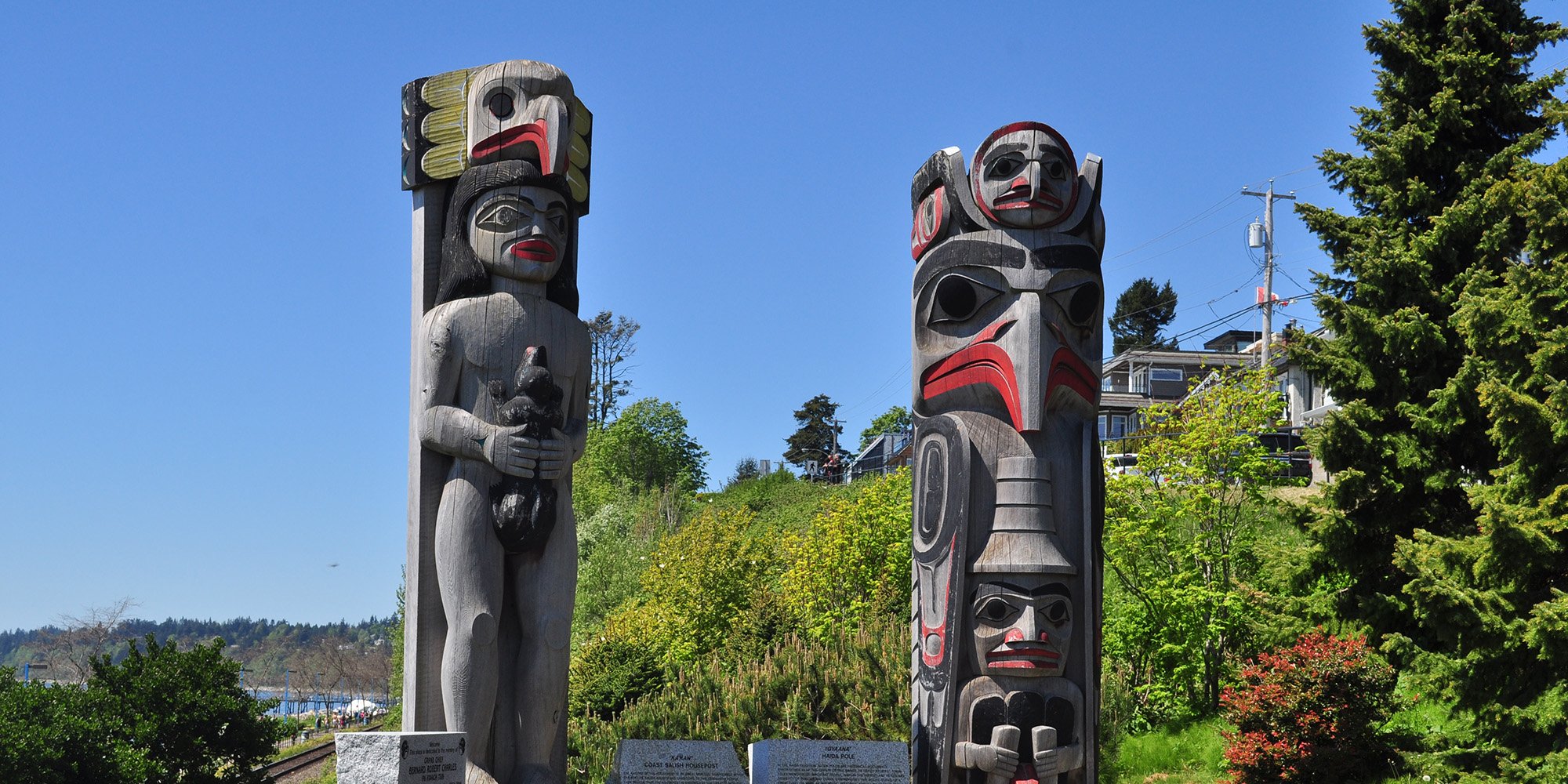 Coast Salish house post and Haida totem pole, White Rock, BC. Photo: Joe Mabel, Flickr.