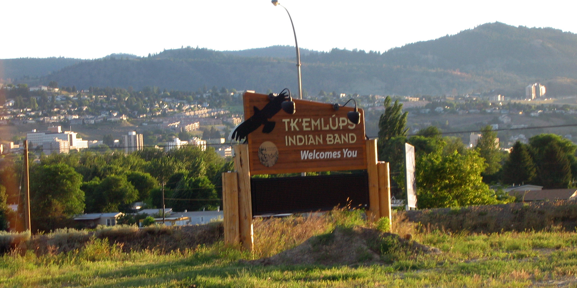 Tk'emlúps Indian Band welcome sign