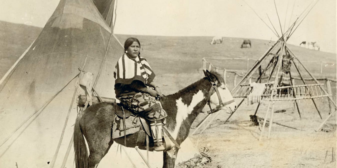 Plains Indigenous woman on horseback, Walter Lake, Alberta, 1920-1930. Photo: Archives / Collections and Fonds - 4589638