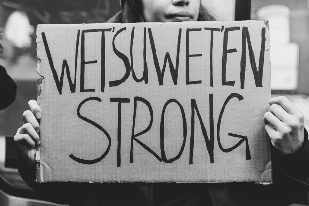 Wetʼsuwetʼen protest sign